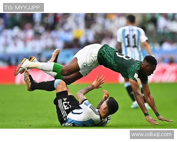 球星带走足球的瞬间展现足球场上的力量与荣耀