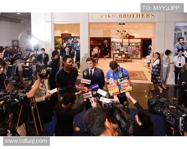 足球巨星最新动态曝光 粉丝热议球场内外的精彩瞬间